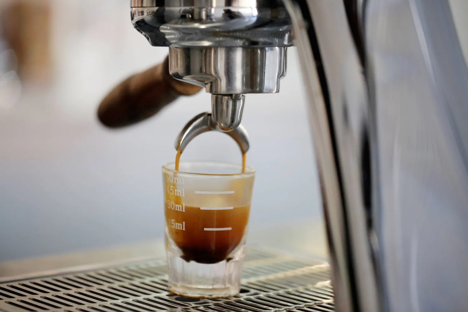 Extraction d’un espresso dans un verre gradué